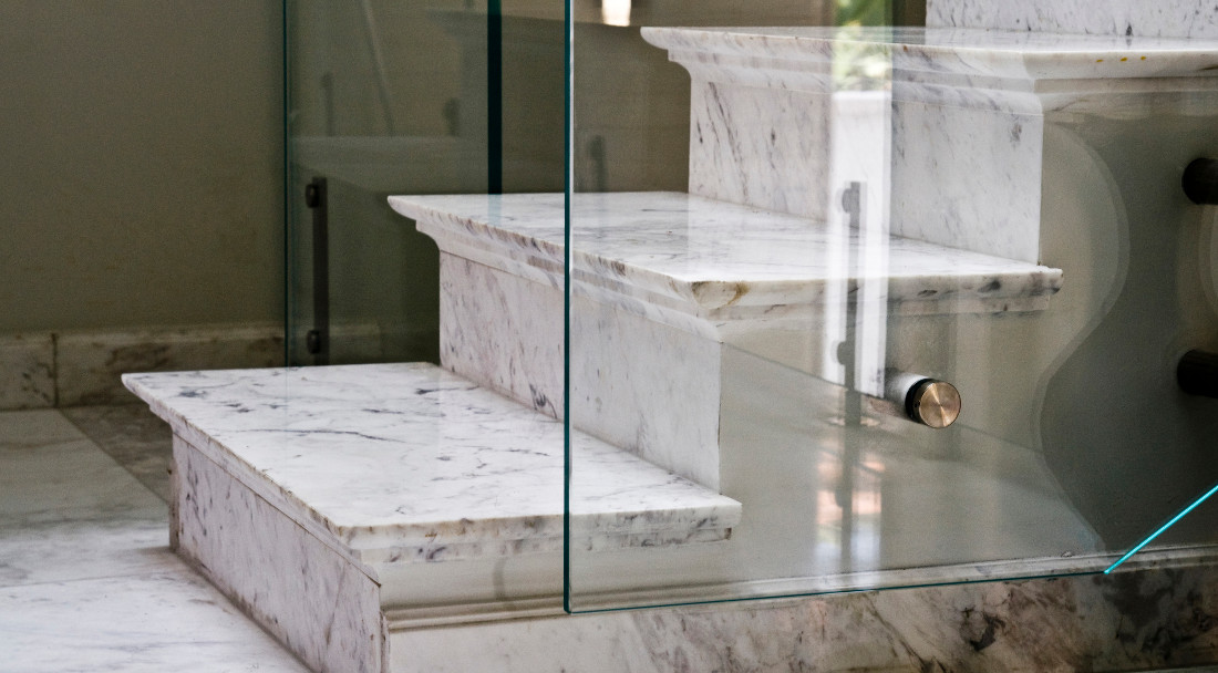 Rivestire le scale in gres porcellanato effetto marmo di Carrara: un'idea elegante