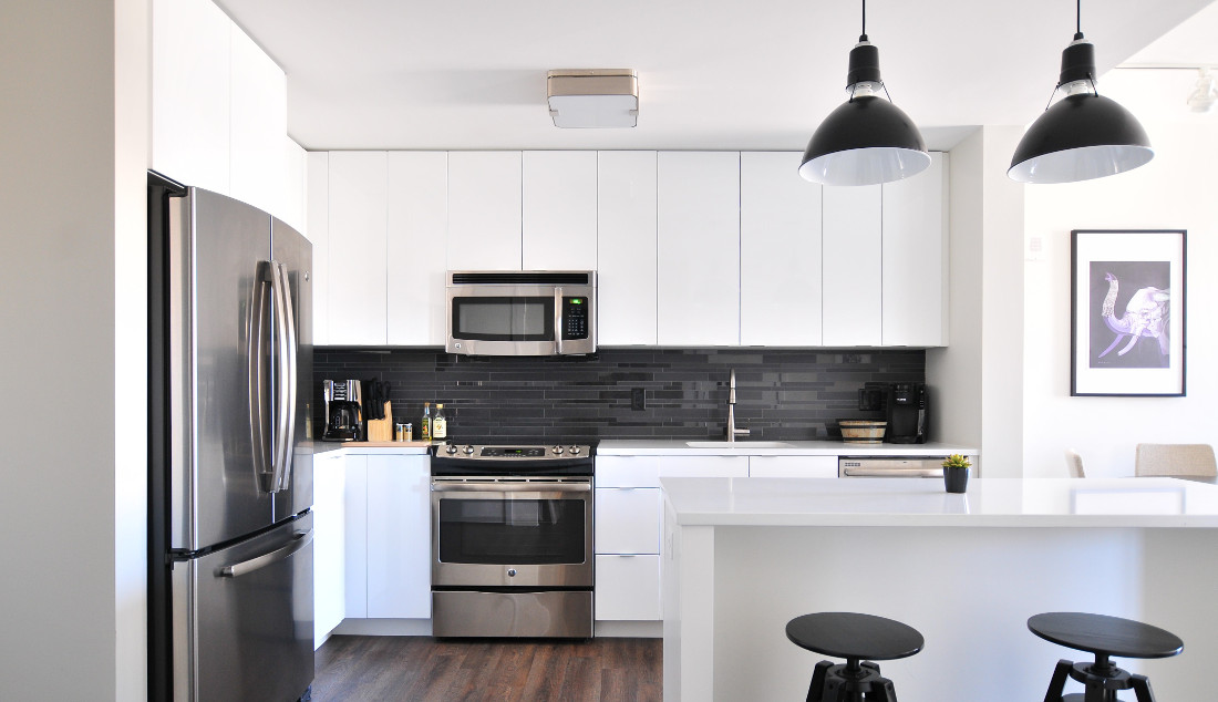 Mattonelle per la cucina grigie e pavimenti effetto legno: un abbinamento moderno
