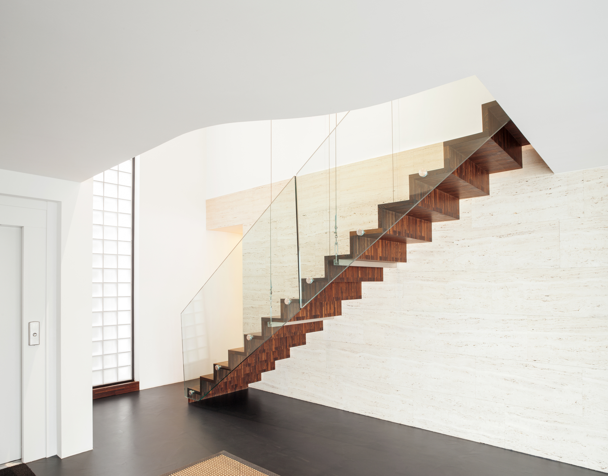Le scale interne moderne in legno possono essere rivestite con diverse essenze