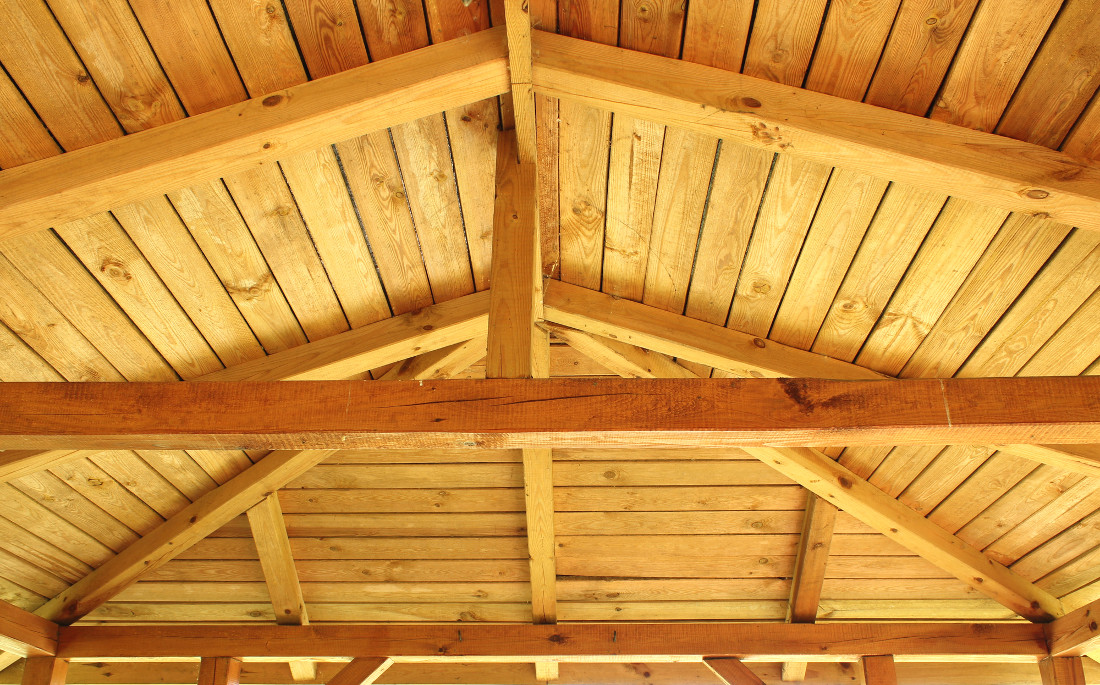 un tetto a capriata in legno