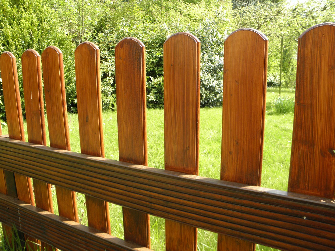 Le recinzioni per il giardino più economiche? Quelle in legno o in pvc.